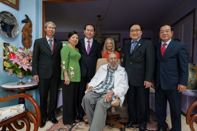 Fidel Castro Ruz - Con người của thời đại - 1 Chủ tịch nước Trần Đại Quang và Phu nhân cùng một số thành viên của Đoàn đại biểu cấp cao Việt Nam đến chào lãnh tụ Cách mạng Fidel Castro trong chuyến thăm chính thức Cuba vừa qua (Ảnh: Bộ Ngoại giao)