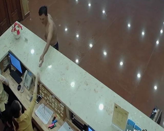 Lễ tân trao khoá phòng cho người lạ, khách du lịch bị khoắng sạch đồ - 1 Người đàn ông lấy chìa khóa phòng anh Hà từ lễ tân