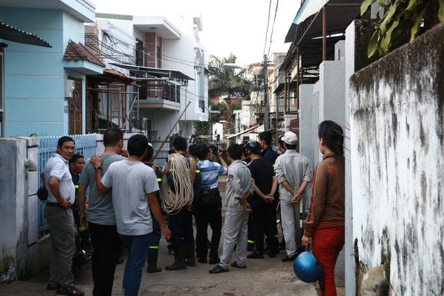 Nam thanh niên bịt mặt cầm hung khí leo trèo trên nóc nhà - 2 Nhiều người dân hiếu kì xem vụ việc