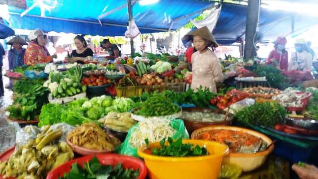 Mưa lũ kéo dài, rau xanh tăng giá - 3 Nguyên nhân là do tại các tỉnh miền Trung, mưa lũ kéo dài nhiều đợt liên tiếp