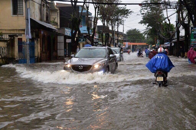 Thủ tướng: “Không để dân đói khát, bệnh tật vì mưa lũ” - 4 Mưa lũ khiến nhiều tuyến đường ở Quảng Ngãi bị ngập (ảnh Bảo An)