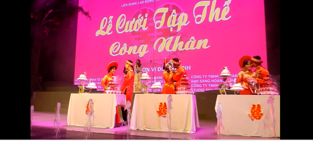 Đà Nẵng tổ chức lễ cưới tập thể cho công nhân - 11 Vào trao nhau nụ hôn ngọt ngào