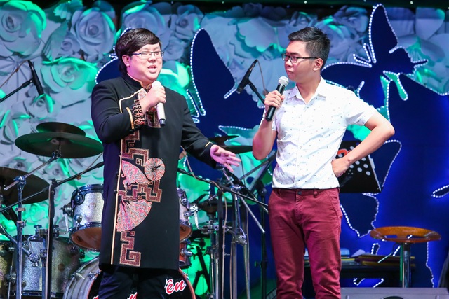 Đêm nhạc “Tình nghệ sĩ 8” gửi tặng ca sĩ Minh Thuận 310 triệu đồng - 8 Nghệ sĩ hài Gia Bảo và Minh Dự cũng đã mang đến những tiếng cười trong chương trình với tiểu phẩm “Tuyển chọn ca sĩ”.