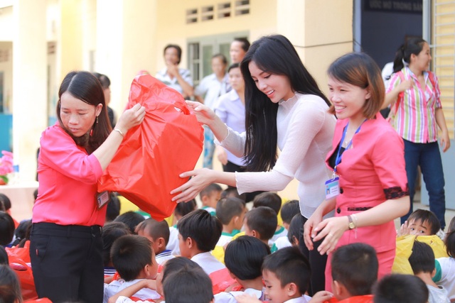 Hoa hậu Kỳ Duyên đi thiện nguyện bằng xe máy sau ồn ào - 4 Kỳ Duyên và những người bạn của mình rất tích cực trong các chương trình từ thiện nhằm giúp các trẻ em nghèo vùng sâu, vùng xa.