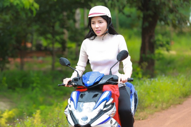 Hoa hậu Kỳ Duyên đi thiện nguyện bằng xe máy sau ồn ào - 12 Kỳ Duyên mặc trang phục trắng đen đơn giản, chạy xe máy đi trao quà cho bà con nghèo, khác xa hoàn toàn với một hoa hậu xinh đẹp lộng lẫy xuất hiện ở các sự kiện.