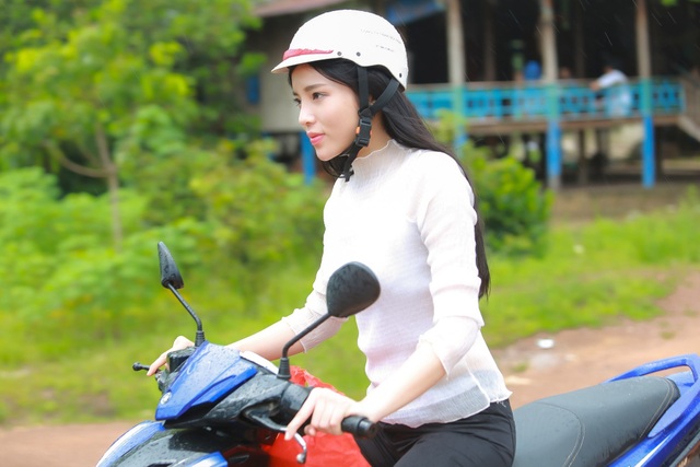 Hoa hậu Kỳ Duyên đi thiện nguyện bằng xe máy sau ồn ào - 13 Hình ảnh Kỳ Duyên chạy xe máy giản dị nhưng lại gây ấn tượng với nhiều người