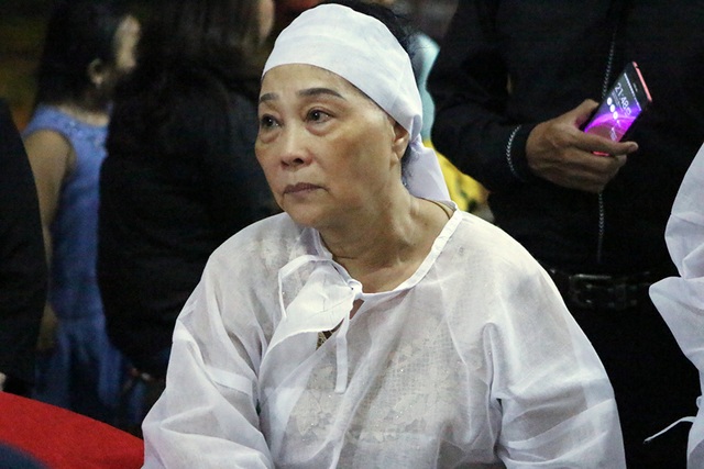 NSND Bạch Tuyết, Lệ Thủy viếng NSND Thanh Tòng trong đêm - 4 Vợ NSND đau lòng trước sự ra đi bất ngờ của chồng