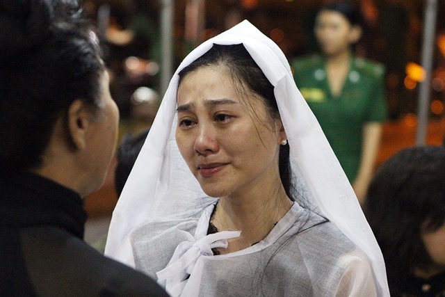 NSND Bạch Tuyết, Lệ Thủy viếng NSND Thanh Tòng trong đêm - 10 NSND Bạch Tuyết, Lệ Thủy viếng NSND Thanh Tòng trong đêm - 10