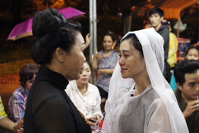 NSND Bạch Tuyết, Lệ Thủy viếng NSND Thanh Tòng trong đêm - 9
Bà còn chia sẻ mong muốn con gái của NSND Thanh Tòng sẽ luôn là người kế thừa và giữ được lửa nghề của dòng tộc