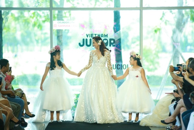 Sao Việt cùng con khuấy đảo sàn catwalk - 13 Suli- Suti góp mặt cùng mẹ trong vai trò vedette.