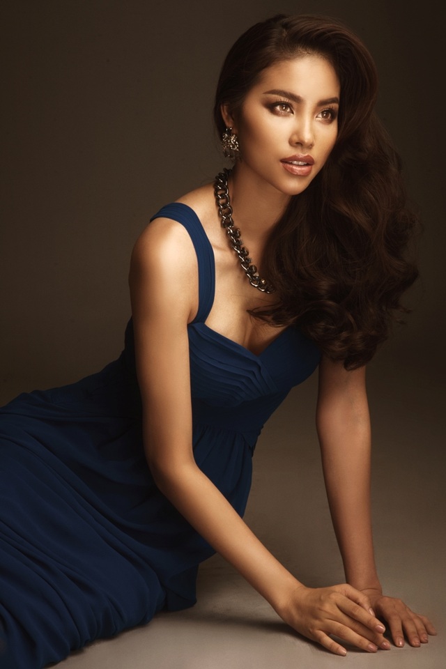 Hoa hậu Phạm Hương tung ảnh lạ lẫm sau 1 năm đăng quang - 1 Hoa hậu hoàn vũ 2015 sinh năm 1991 đến từ thành phố Hải Phòng.