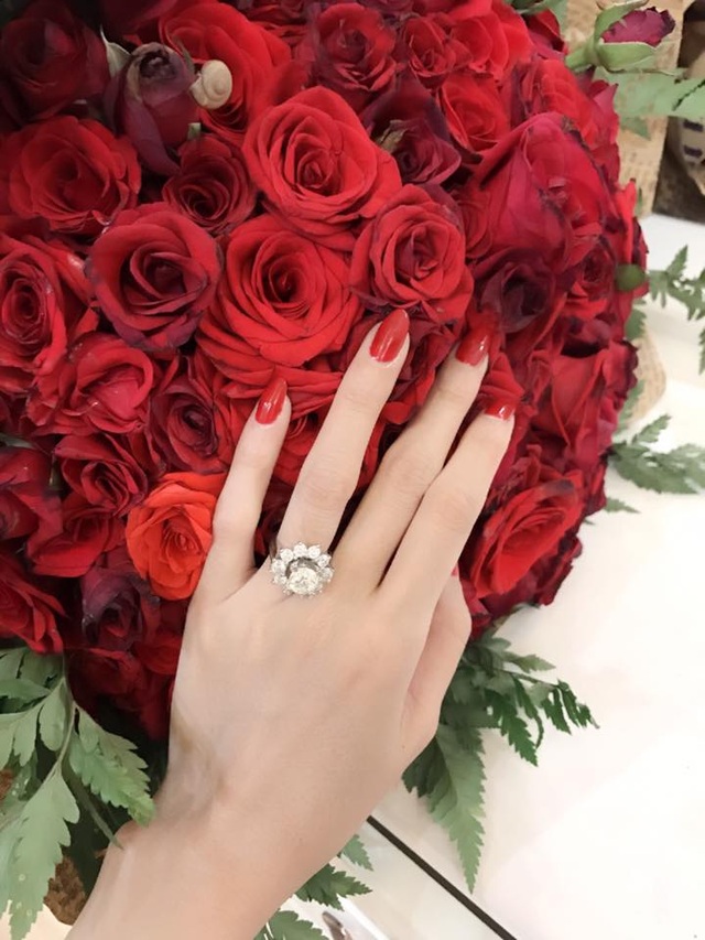 Phan Thị Mơ được bạn trai tặng nhẫn tiền tỷ - 2 Cận cảnh chiếc nhẫn kim cương trị giá 1,3 tỷ được Phan Thị Mơ khoe trên trang cá nhân
