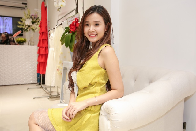 Midu thay 4 trang phục ở sự kiện - 7 Màu vàng được thiết kế với những đường ghép cá tính