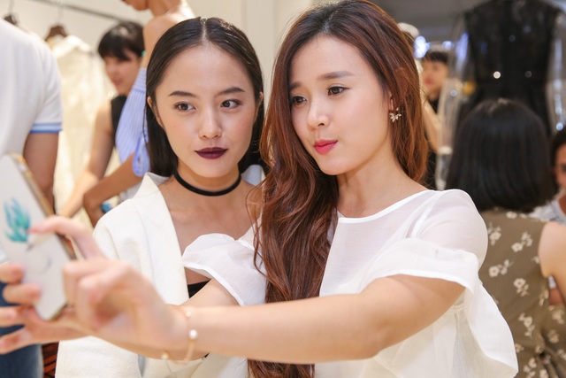 Midu thay 4 trang phục ở sự kiện - 10 Midu còn chụp ảnh cùng với những người bạn của nhà thiết kế tham dự chương trình