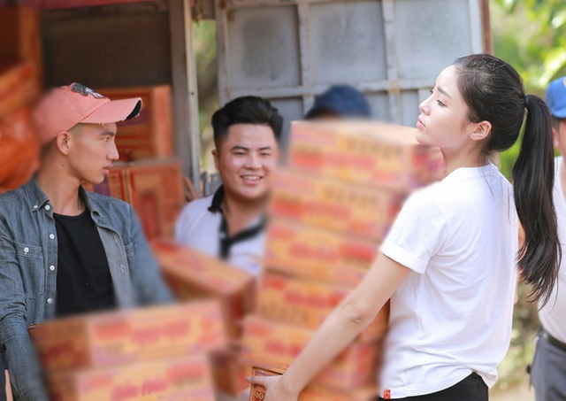 Hoa hậu Kỳ Duyên thăm bà con vùng lũ ở miền Trung - 3 Hoa hậu Kỳ Duyên tự tay mình cùng mọi người vận chuyển hàng cứu trợ cho người dân nơi đây
