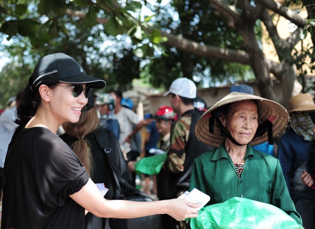 Hoa hậu Mỹ Linh, ca sĩ Thu Minh, Đàm Vĩnh Hưng và nhiều nghệ sĩ tiếp tục đến với miền Trung - 10 Chương trình trao phát quà trực tiếp và tận tay của đoàn tại các xã bị ngập lụt nặng như: Phù Hoá, Cảnh Hoá, Quảng Thanh, Quảng Liên và một thôn trong vùng sâu phải đi qua đò mất 15 phút nữa là thôn Tiên Xuân.