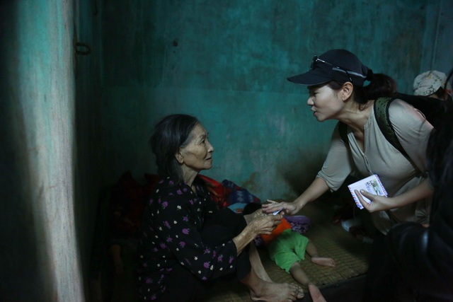 Hoa hậu Mỹ Linh, ca sĩ Thu Minh, Đàm Vĩnh Hưng và nhiều nghệ sĩ tiếp tục đến với miền Trung - 11 Quan tâm đến đời sống của họ,Thu Minh cùng các đồng nghiệp vào tận nhà trong làng của các hộ gia đình có hoàn cảnh đặc biệt khó khăn và trao thêm tiền nhiều hơn để họ có thể trang trải thuốc men, lương thực.