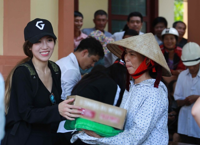 Hoa hậu Mỹ Linh, ca sĩ Thu Minh, Đàm Vĩnh Hưng và nhiều nghệ sĩ tiếp tục đến với miền Trung - 13 Trang Pháp thì chu đáo chuẩn bị mì và gạo, tập sách cho các gia đình.