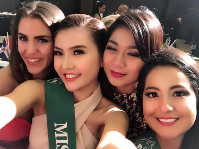 Ngọc Duyên chụp ảnh selfie cùng các thí sinh khác trong niềm vui hãnh diện