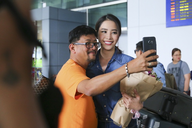Nam Em cười rạng rỡ, được chào đón nồng nhiệt khi về Việt Nam - 4 Nam Em cười rạng rỡ, được chào đón nồng nhiệt khi về Việt Nam - 4