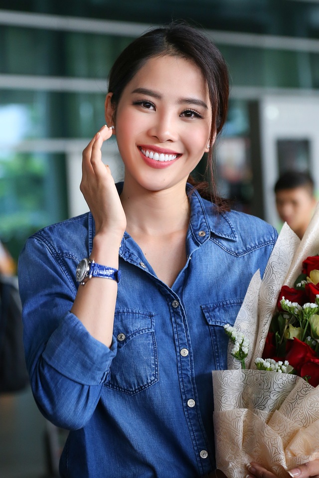 Nam Em cười rạng rỡ, được chào đón nồng nhiệt khi về Việt Nam - 6 Nam Em cười rạng rỡ, được chào đón nồng nhiệt khi về Việt Nam - 6