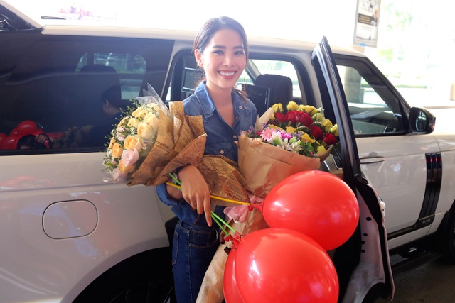 Nam Em cười rạng rỡ, được chào đón nồng nhiệt khi về Việt Nam - 10 Ngay sau khi Top 16 không có mặt thí sinh nước chủ nhà, các khán giả Phillipines đã chuyển sang ủng hộ Nam Em rất nồng nhiệt. Chính điều đó đã giúp Nam Em có phần trình diễn tự tin và thăng hoa trên sân khấu.
