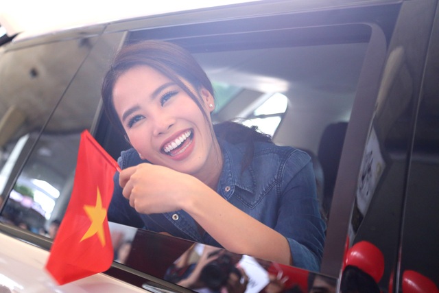 Nam Em cười rạng rỡ, được chào đón nồng nhiệt khi về Việt Nam - 11 Nam Em cười rạng rỡ, được chào đón nồng nhiệt khi về Việt Nam - 11