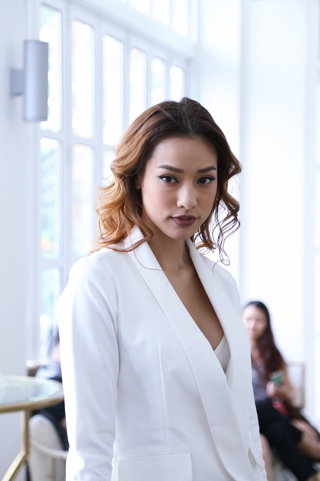 Lan Khuê lên chức CEO công ty người mẫu - 6 Lilly Nguyễn - học trò của Hà Hồ cũng đến chúc mừng. Cô xuất hiện với trang phục là tông màu trắng sang trọng
