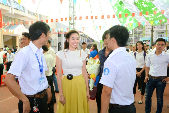 Những chuyến thiện nguyện lặng thầm của hoa hậu Kim Nguyễn - 5 Hoa hậu Kim Nguyễn trò chuyện thân mật cùng các bạn sinh viên