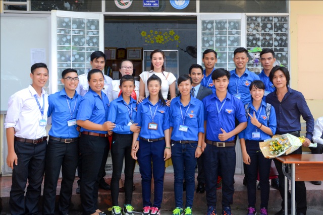 Những chuyến thiện nguyện lặng thầm của hoa hậu Kim Nguyễn - 6 Nụ cười rạng rỡ trên môi, người đẹp hi vọng những suất học bổng sẽ là nguồn động lực để các bạn sinh viên nỗ lực hơn nữa trong học tập.