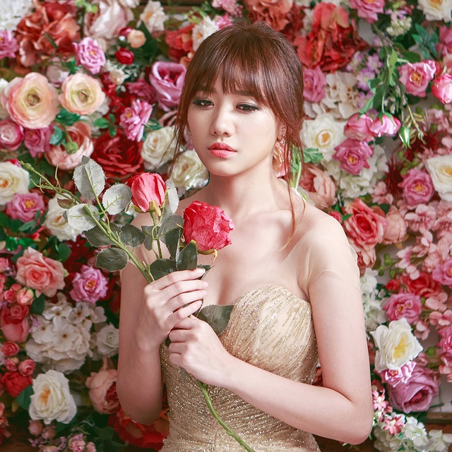 Hari Won tung ảnh cô dâu giữa tin đồn đám cưới - 1 Hari cũng nhanh chóng tung ra MV cho ca khúc này bằng hình ảnh mặc váy cưới gây chú ý. Hari Won chia sẻ, đây sẽ là một món quà thú vị dành cho những khán giả hâm mộ giọng hát của cô.