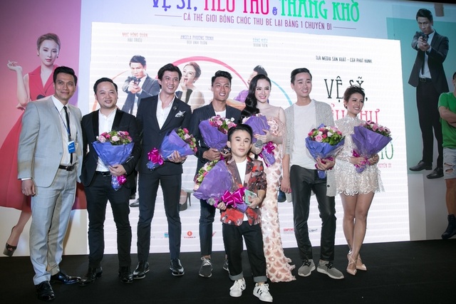 Angela Phương Trinh “rầm rộ” ra mắt phim cùng dàn vệ sĩ - 8 Angela Phương Trinh cùng các diễn viên và ê-kíp đoàn phim, như: Đạo diễn Việt Anh, diễn viên Hà Việt Dũng, Mạc Hồng Quân Xuân Tiến, Hải Triều...