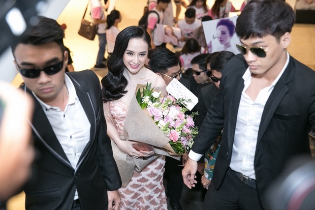 Angela Phương Trinh “rầm rộ” ra mắt phim cùng dàn vệ sĩ - 5 Để tái hiện đúng nội dung của phim, nữ diễn viên 21 tuổi ngay từ khi bước xuống xe cho đến khi di chuyển lên rạp phim nhận được sự bảo vệ rất dày đặc của dàn vệ sĩ đi cùng.