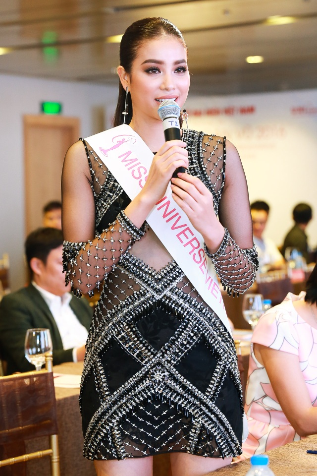 Á hậu Lệ Hằng bị áp lực vì dấu ấn của Phạm Hương - 9 Chia sẻ tại chương trình, Phạm Hương khẳng định cuộc thi và danh hiệu Hoa hậu hoàn vũ đã giúp cuộc đời người đẹp được sang trang mới. Phạm Hương cũng dành lời khuyên cho Lệ Hằng, rằng cô đừng quá áp lực với cuộc thi mà hãy xem như đây là những trải nghiệm quý giá của tuổi trẻ, hãy biết tận hưởng và sống hết mình với nó.