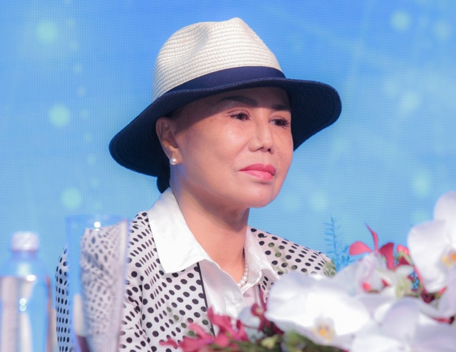Danh ca Thanh Tuyền: “Ông xã chưa bao giờ xuất hiện bên tôi” - 1 Danh ca Thanh Tuyền chia sẻ, chồng bà chưa bao giờ xuất hiện bên cạnh vợ trước công chúng dù đã gắn bó mấy mươi năm.