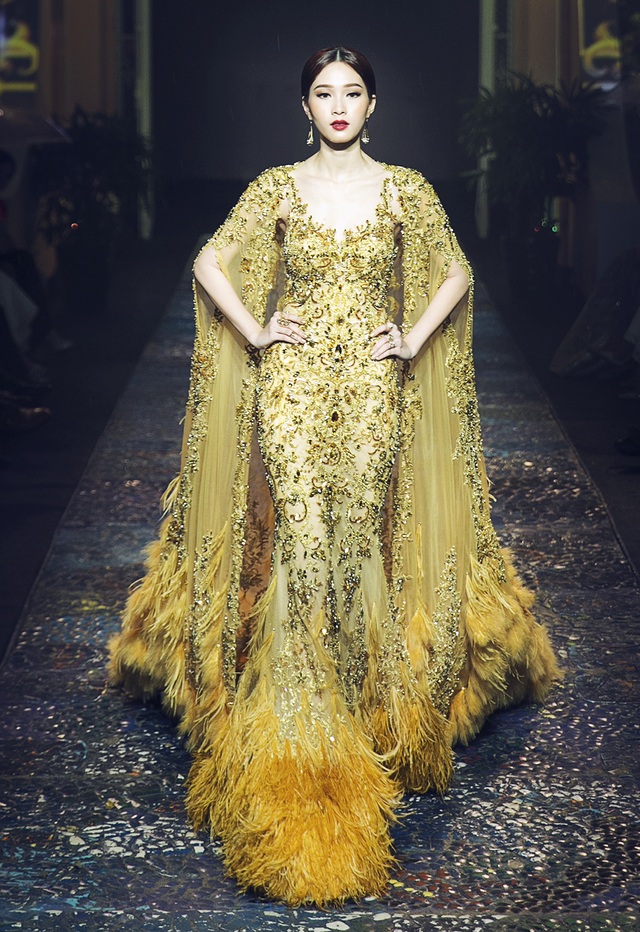 Hoa hậu Đặng Thu Thảo lần đầu tiên trình diễn catwalk - 1 Hoa hậu Đặng Thu Thảo xinh đẹp như nữ hoàng thu hết mọi ánh nhìn khi cô khoác trên mình chiếc đầm lộng lẫy, với những chi tiết đính kết đầy công phu được làm trong suốt 1 tháng mới hoàn thành.