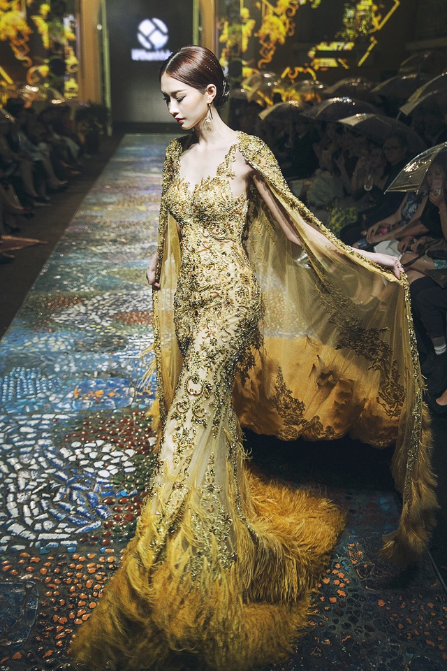 Hoa hậu Đặng Thu Thảo lần đầu tiên trình diễn catwalk - 2 Chiếc váy với đuôi khá dài cũng khiến hoa hậu gặp một chút khó khăn khi di chuyển. Thế nhưng hoa hậu đã thể hiện tốt trong vai trò vedette và nhận được nhiều sự tán thưởng của khán giả.