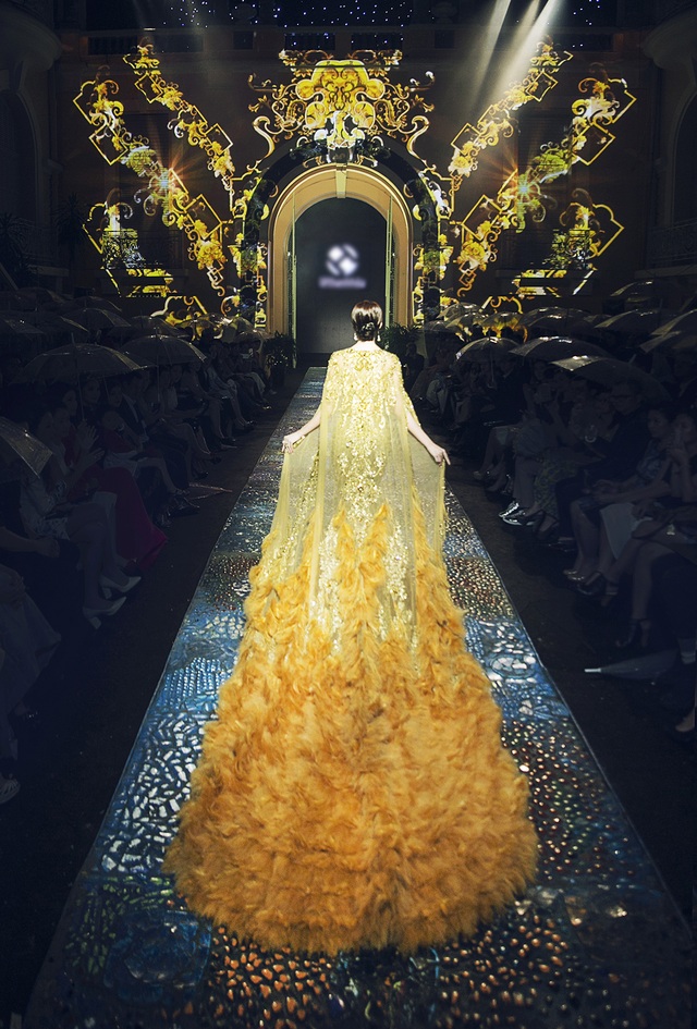 Hoa hậu Đặng Thu Thảo lần đầu tiên trình diễn catwalk - 3 Từ góc nhìn phía sau cho thấy chiếc váy vô cùng lộng lẫy này được thực hiện khá công phu.