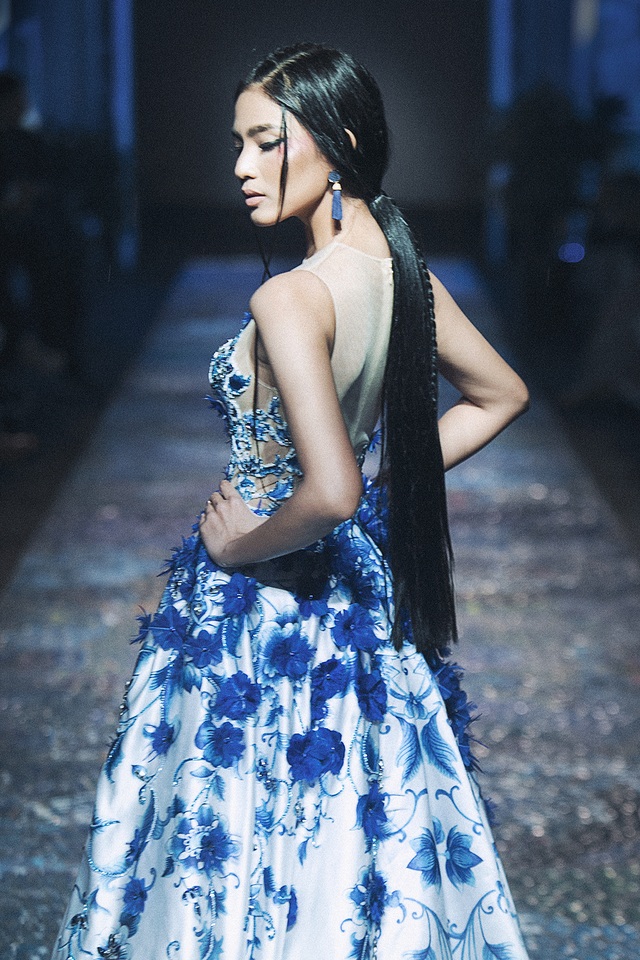 Hoa hậu Đặng Thu Thảo lần đầu tiên trình diễn catwalk - 7 Người đẹp trình diễn chiếc váy được thêu tay cầu kì đã tạo nên một một cái kết hoàn hảo cho màn 2