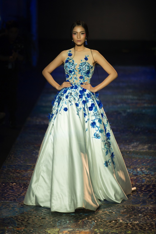 Hoa hậu Đặng Thu Thảo lần đầu tiên trình diễn catwalk - 6 Trương Thị May chọn phong cách trang điểm có phần sắc sảo khi vẽ đuôi mắt dài, má hồng cao.