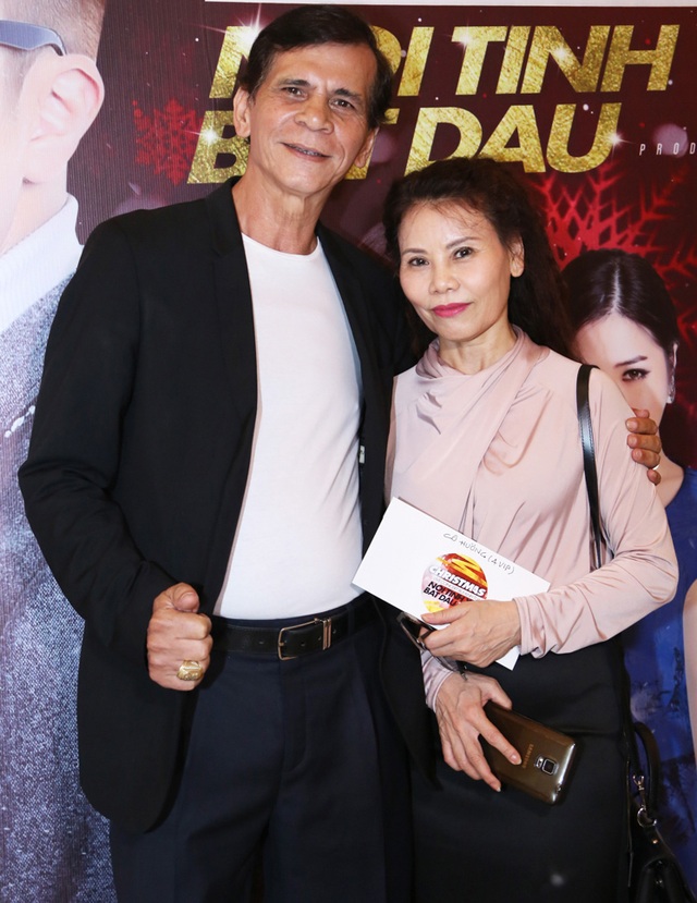 Hương Tràm mặc áo cưới ngọt ngào ôm Bùi Anh Tuấn - 13 Ba mẹ ca sĩ Hồ Ngọc Hà đã đến với đêm nhạc của học trò con gái mình