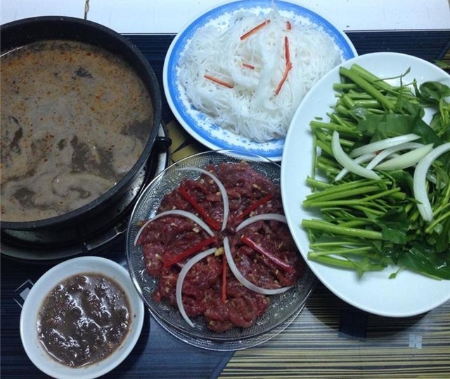Sài Gòn cuối tuần... Đi ăn món ngon ở Bình Dương - 2 Không quá cầu kỳ nhưng hương vị của món lẩu bò nhúng mắm ruốc sẽ khiến bạn ngạc nhiên