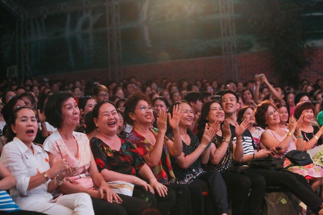 Dương Triệu Vũ hôn Đàm Vĩnh Hưng trên sân khấu - 1 Sau chương trình này, khán giả yêu nhạc thành phố sẽ không còn được thưởng thức âm nhạc tại sân khấu 126 khi nơi này sẽ bị dỡ bỏ