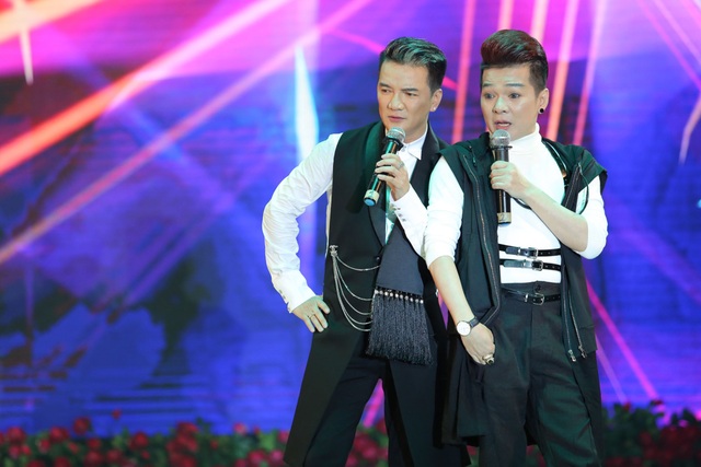 Dương Triệu Vũ hôn Đàm Vĩnh Hưng trên sân khấu - 11 Ca sĩ Vũ Hà