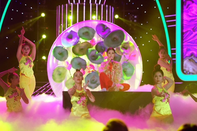 Hoài Linh bỏ tiền túi 25 triệu “tặng nóng” cho Hoàng Yến Chibi vì nhường giải - 2 Sau phần trình diễn ấn tượng của Hoàng Yến, giám khảo Mỹ Linh nhận xét: “Hôm nay tôi phải nhìn nhận Hoàng Yến Chibi ở một tầm cao khác. Em múa như một diễn viên múa đã rèn luyện bao nhiêu năm trời, toàn những động tác rất khó. Hôm nay điệu múa nó toát ra từ trong thần thái, ánh mắt. Em hoàn toàn hòa nhập vào phần vừa rồi. Xin dành cho em lời khen, tuyệt vời”.