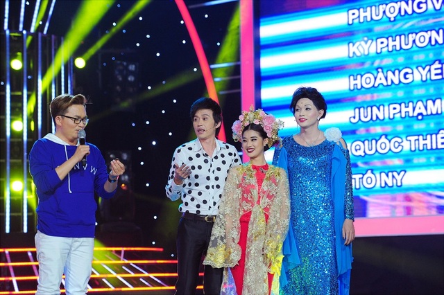 Hoài Linh bỏ tiền túi 25 triệu “tặng nóng” cho Hoàng Yến Chibi vì nhường giải - 5 Hoài Linh chia sẻ vô cùng khó xử vì cả hai tiết mục đều hay và anh đều muốn cho điểm cao nhất. Hoàng Yến nhanh nhảu đáp lời: “Tuần trước con nhất rồi thì tuần này anh Jun nhất đi”.