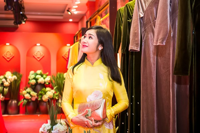 Mỹ nhân phim “Lá ngọc cành vàng” vẫn xinh đẹp, mặn mà sau 30 năm - 7 Khi dòng phim thị trường thoái trào, Thu Hà trở về thủ đô, tiếp tục công tác tại Nhà hát kịch Hà Nội. Cô hoạt động nghệ thuật âm thầm, lặng lẽ, thỉnh thoảng tham gia đóng phim.