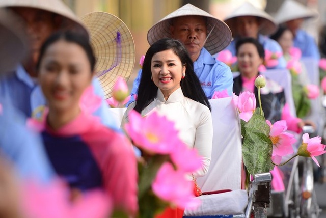 Mỹ nhân phim “Lá ngọc cành vàng” vẫn xinh đẹp, mặn mà sau 30 năm - 10
Câu “Hồng nhan bạc phận” dường như cũng dành cho Thu Hà khi mỹ nhân này phải trải qua hai lần đò mới tìm đến được bến bờ hạnh phúc.