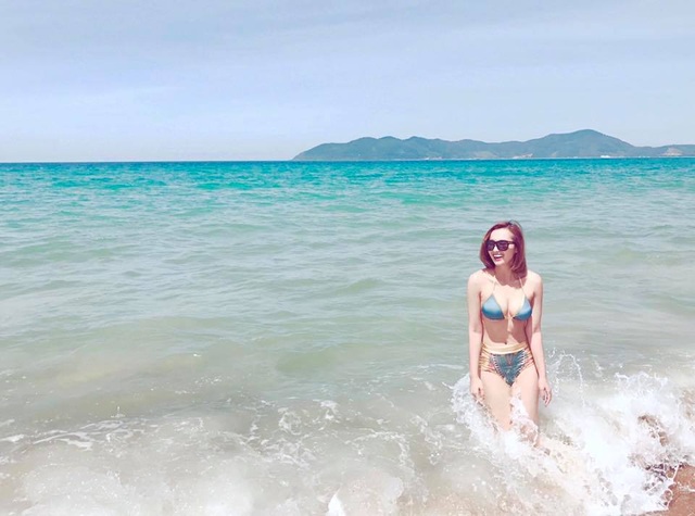 Lã Thanh Huyền khoe trọn vòng 1 “đẫy đà” trong trang phục bikini "hút mắt" - 6
Cô bất ngờ kết hôn với bạn trai lớn hơn mình 12 tuổi, khi đang ở thời đỉnh cao của sự nghiệp. Sau khi lập gia đình, nữ diễn viên không còn tham gia nhiều vào showbiz vì muốn tập trung, chăm sóc vào gia đình nhỏ của mình.