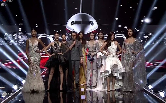 Tú Hảo trở thành Quán quân “Gương mặt thương hiệu” mùa 2 - 11 Sau phần trình diễn catwalk, các thí sinh cùng các huấn luyện viên hồi hộp chờ đợi kết quả bình chọn